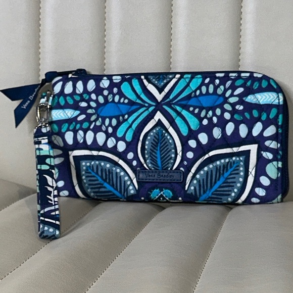 Vera Bradley Blue Island Medallion Large Zip Around Phone Wristlet 8"x4.5" NWOT - Picture 1 of 13